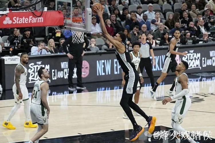 奎塔持球突入内线双手暴扣,扣篮前吐舌热血庆祝 奎塔持球突入内线双手暴扣,扣篮前吐舌热血庆祝