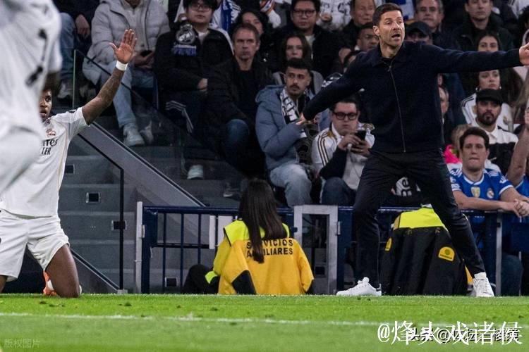 巴萨球迷齐声讥讽:阿隆索,还是留在皇马吧! 巴萨球迷齐声讥讽:阿隆索,还是留在皇马吧!