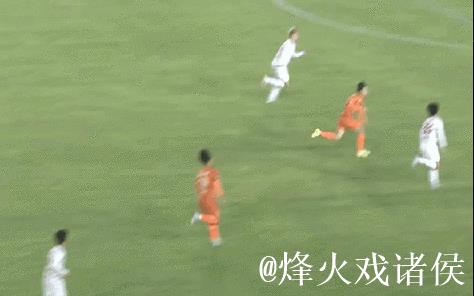 球迷不满裁判放过Semenyo锁喉动作未判红牌 球迷不满裁判放过Semenyo锁喉动作未判红牌